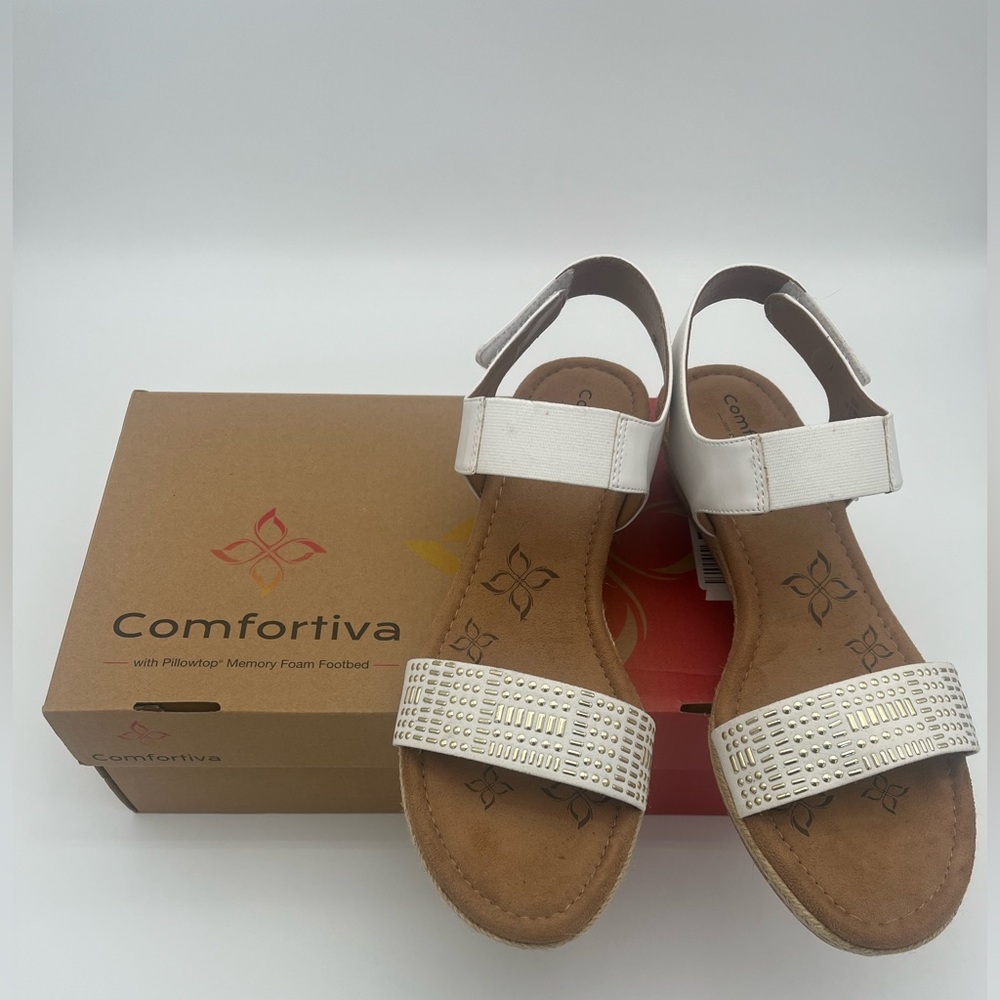 Comfortiva Women's Cream Gold stud stoned comfort memory foam Sandals size 11 - Picture 2 of 8